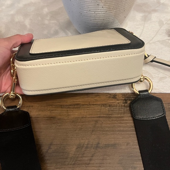 Marc Jacobs Cream Crossbody Bag with Gold Accents - Picture 6 of 16